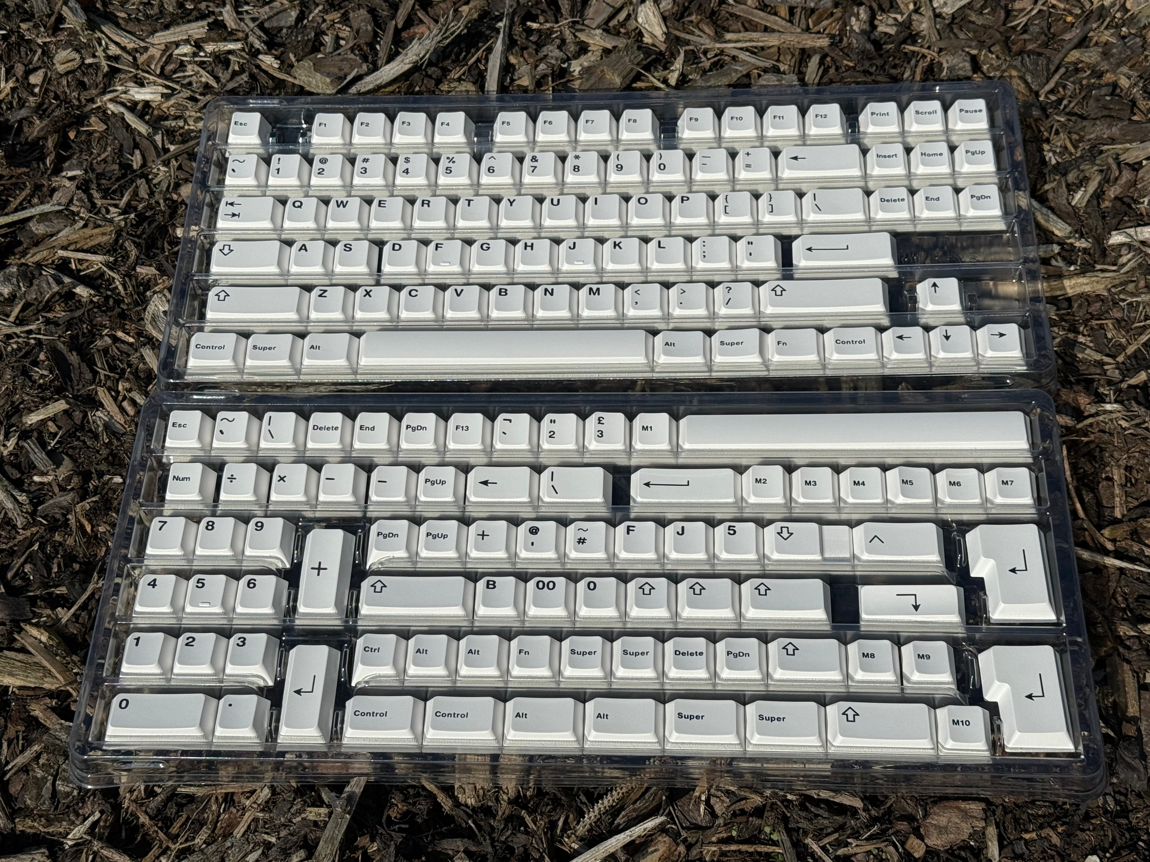 (In Stock) MW x PT Black on White Keycaps