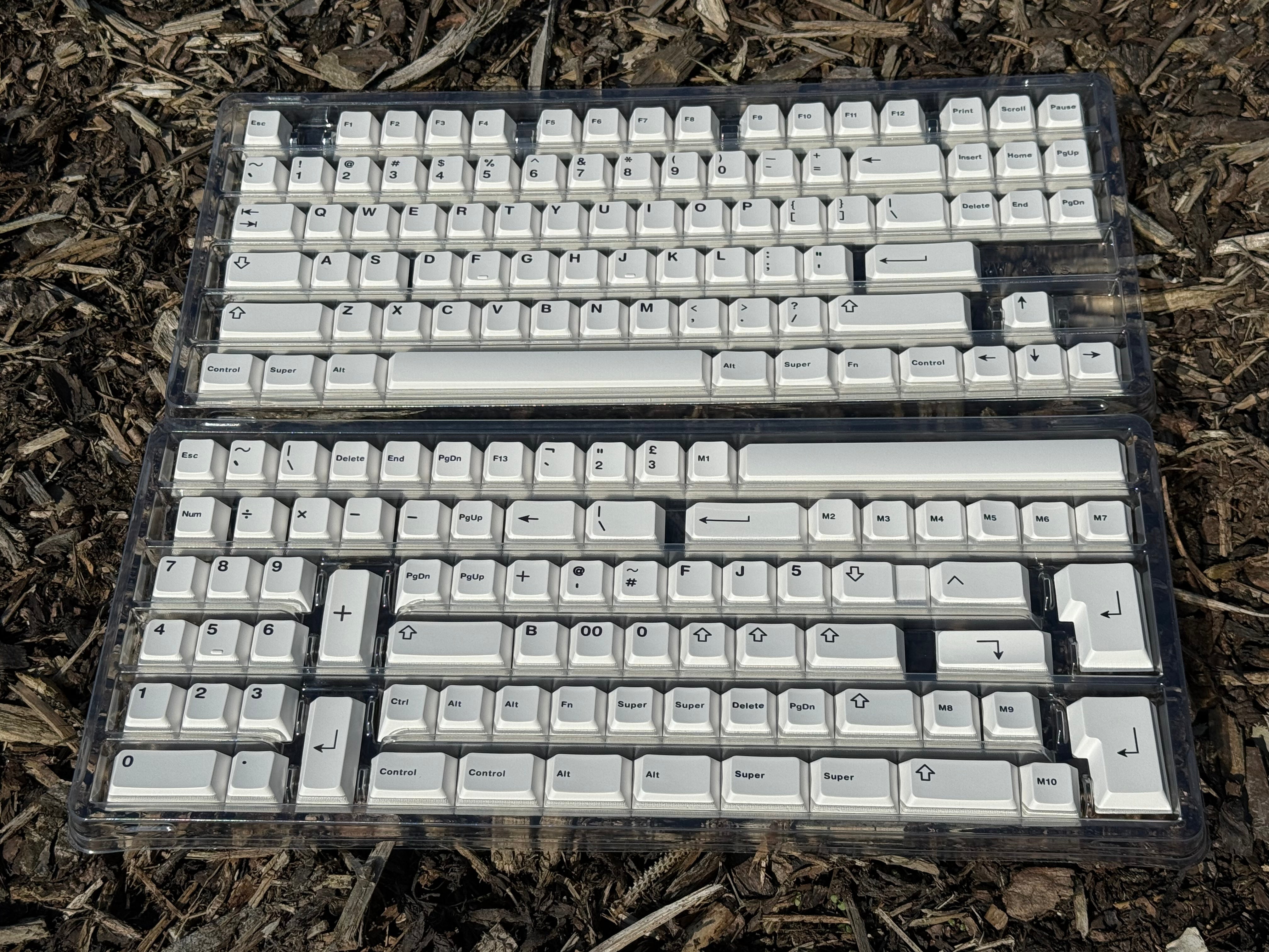 (In Stock) MW x PT Black on White Keycaps