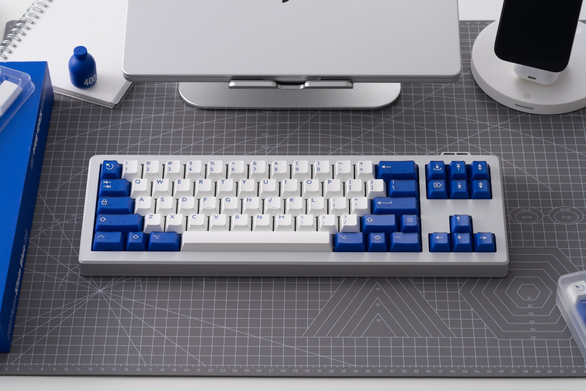 In Stock) PBTfans Klein Blue R3